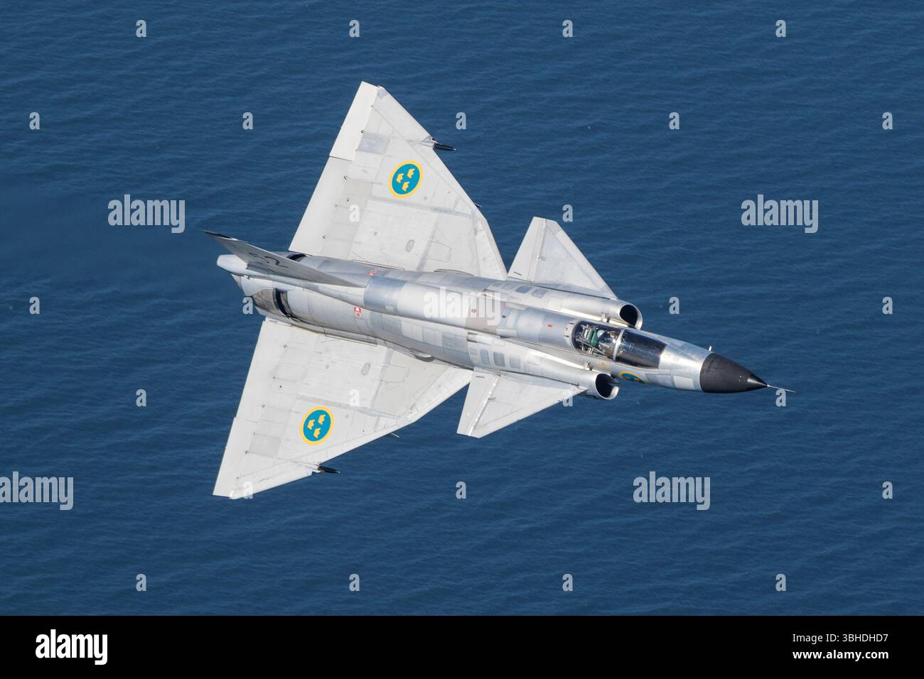 Il Saab AJS37 Viggen, registrazione se-DXN con codice militare 7–52, è visto in banca a metà volo sulla Svezia. Con la sua configurazione unica ad ala delta e canard, il Viggen è in grado di eseguire manovre rapide ed è spesso utilizzato per missioni d'attacco di precisione. Questo tiro aereo cattura la manovrabilità agile dell'aereo e il suo ruolo all'interno dell'aeronautica svedese. Foto Stock