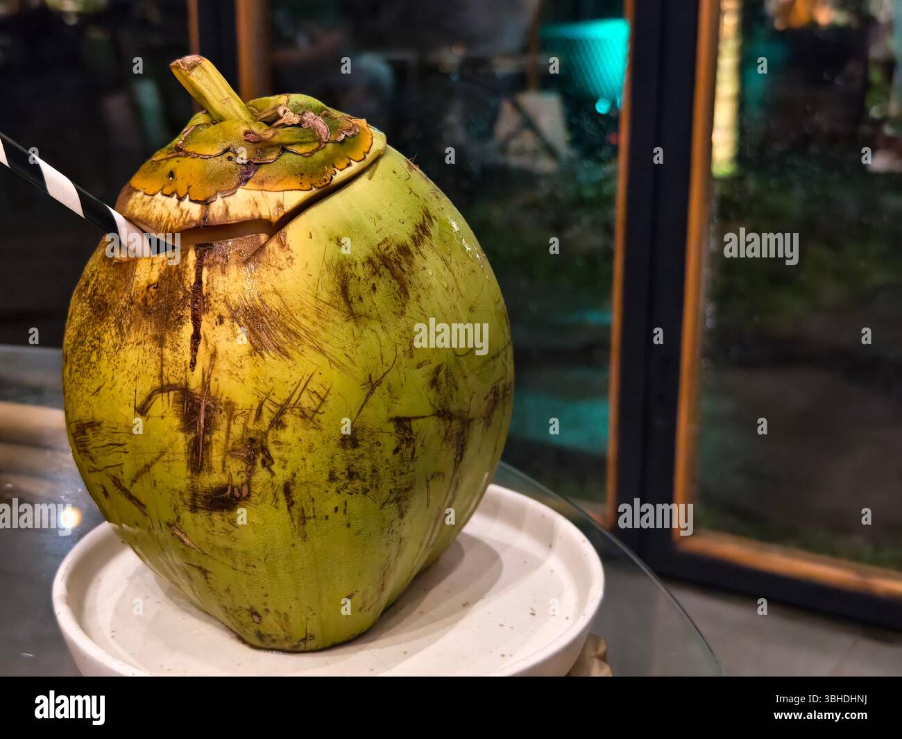 Bevanda giovane fresca al cocco presso un Tropical Cafe Foto Stock