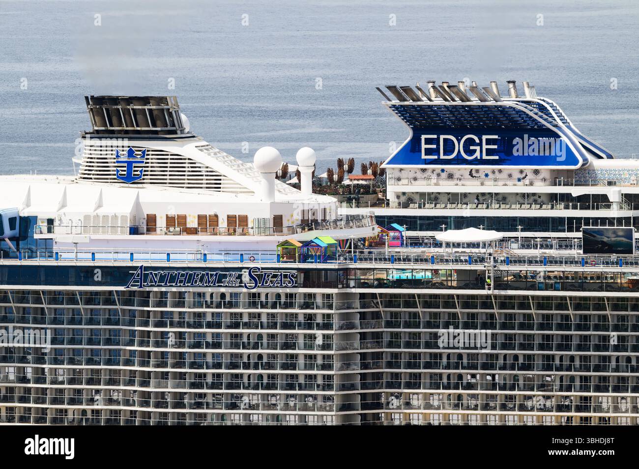 Seattle, Washington, USA - 23 maggio 2025; navi da crociera del Royal Caribbean Group Anthem of the Seas e Celebrity Edge in primo piano Foto Stock