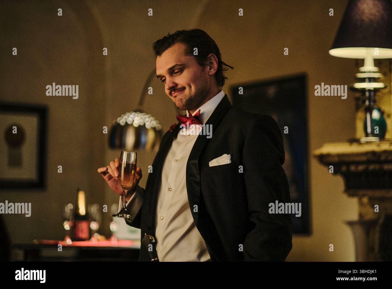 Borderline (2025) diretto da Jimmy Warden e interpretato da Ray Nicholson. Ambientato a Los Angeles negli anni '1990, il film segue le vicende di una guardia del corpo che deve proteggere una superstar pop e il suo fidanzato da un incessante stalker. Ispirata agli eventi della vita reale, la storia fonde commedie oscure ed elementi thriller mentre il trio esplora l'ossessione, la fama e il pericolo inaspettato. La pubblicità è ancora SOLO PER USO EDITORIALE. Crediti: BFA / Magnolia Pictures Foto Stock