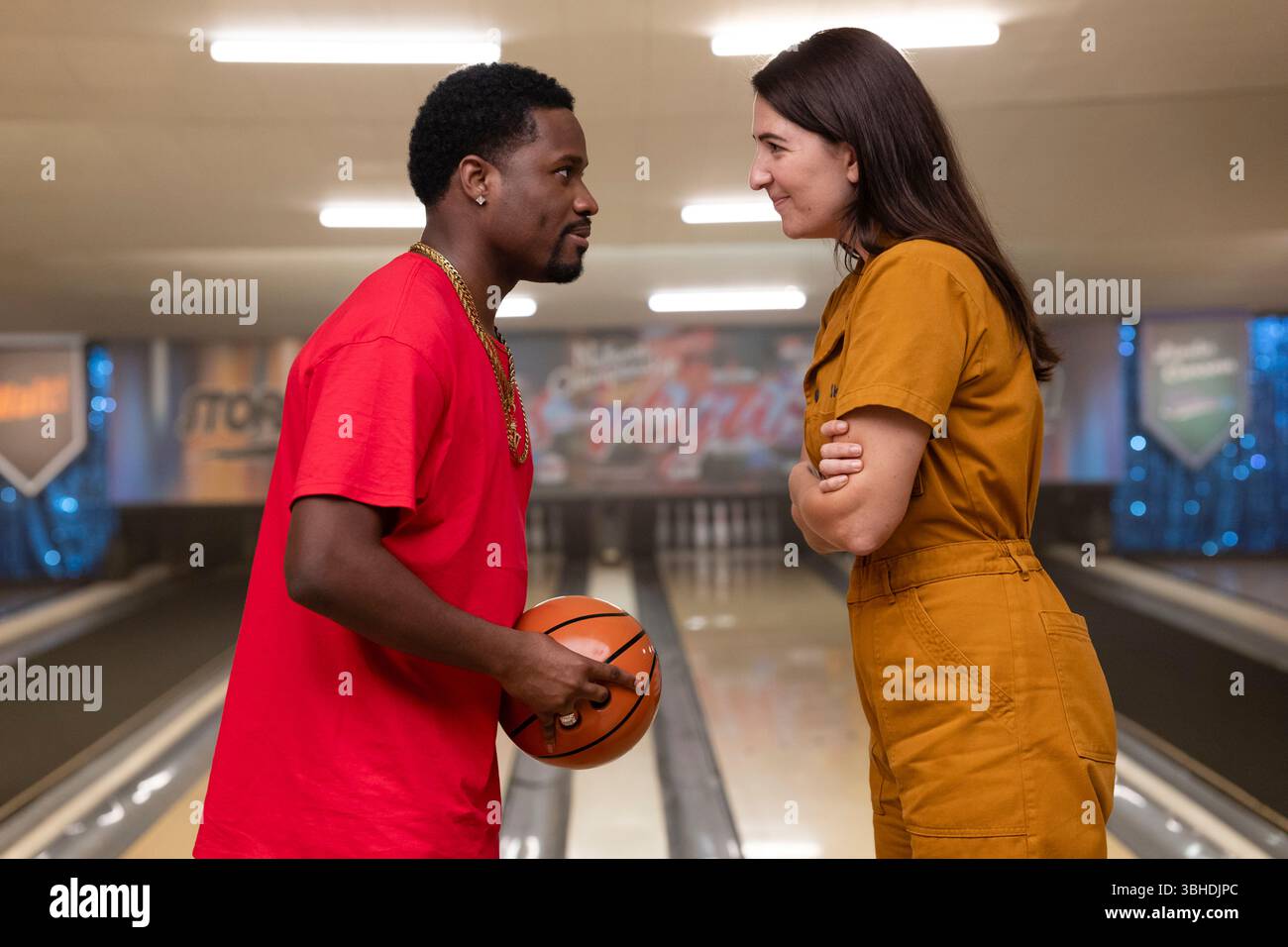 The Gutter 2024 diretto da Yassir Lester e Isaiah Lester e interpretato da Shameik Moore e D'Arcy Carden. Una commedia sportiva su Walt, che ottiene un lavoro nel bowling AlleyCatz e viene spinto ad abbracciare il suo talento nel bowling, scatenando un contraccolpo da parte dei detrattori man mano che sale a un improvviso successo da professionista. Foto pubblicitarie SOLO PER USO EDITORIALE. Crediti: BFA / Magnolia Pictures Foto Stock