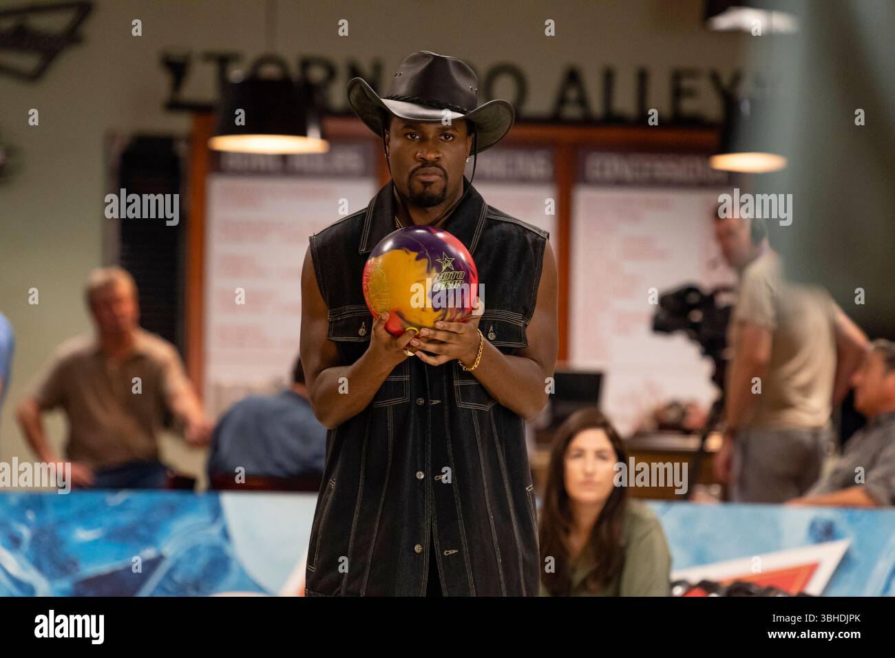 The Gutter 2024 diretto da Yassir Lester e Isaiah Lester e interpretato da Shameik Moore. Una commedia sportiva su Walt, che ottiene un lavoro nel bowling AlleyCatz e viene spinto ad abbracciare il suo talento nel bowling, scatenando un contraccolpo da parte dei detrattori man mano che sale a un improvviso successo da professionista. Foto pubblicitarie SOLO PER USO EDITORIALE. Crediti: BFA / Magnolia Pictures Foto Stock
