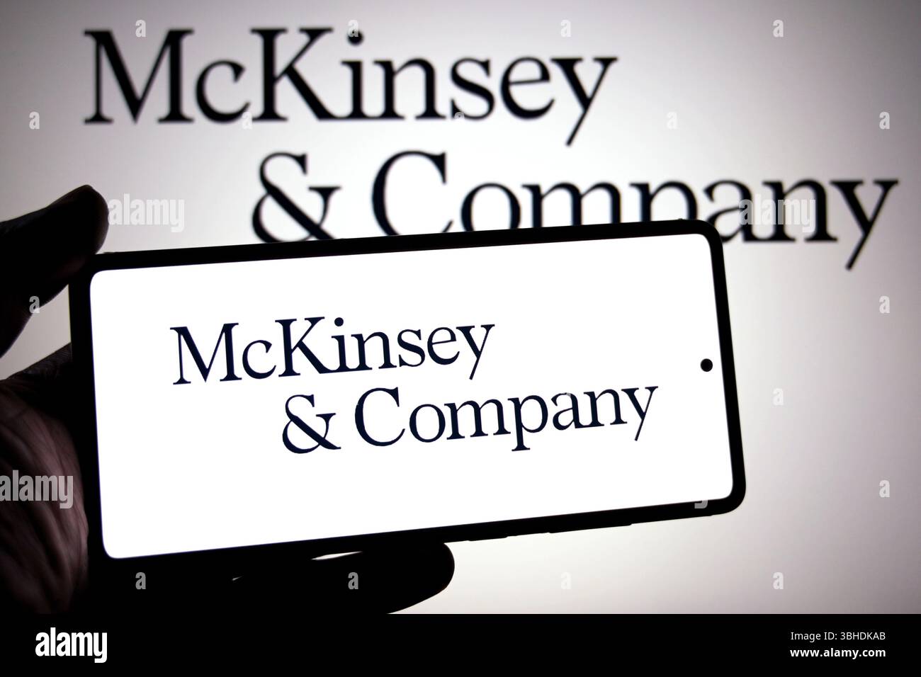 India. 8 giugno 2025. In questa immagine, un logo McKinsey & Company viene visualizzato su uno smartphone e sullo sfondo. (Foto di Avishek Das/SOPA Images/Sipa USA) *** esclusivamente per notizie editoriali **** credito: SIPA USA/Alamy Live News Foto Stock