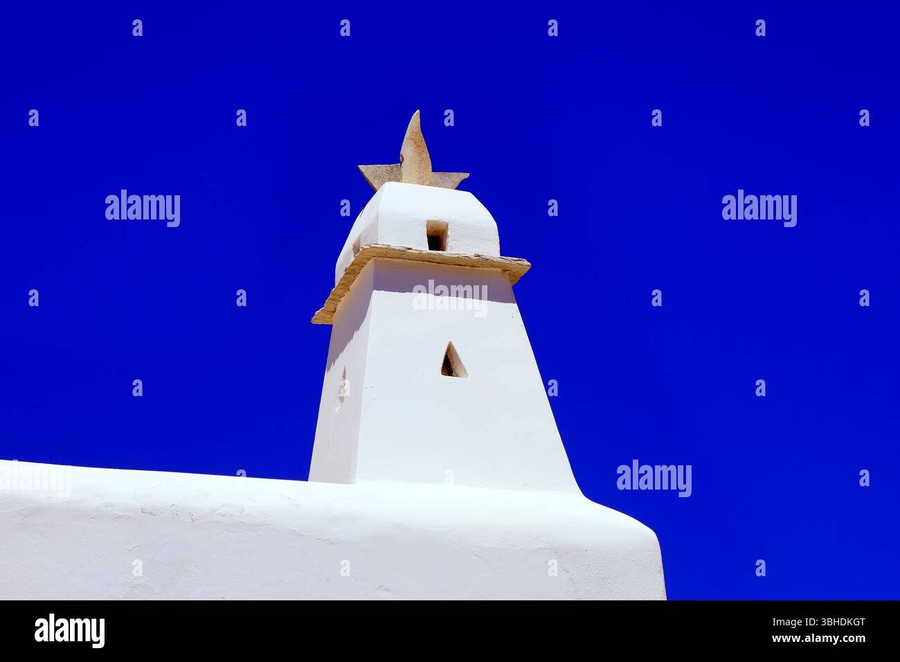 La torre architettonica presenta un tetto imbiancato che richiama il tradizionale design colombaia, l'isola di Tinos, le Cicladi, Grecia. Data: Maggio/giugno 2025 Foto Stock