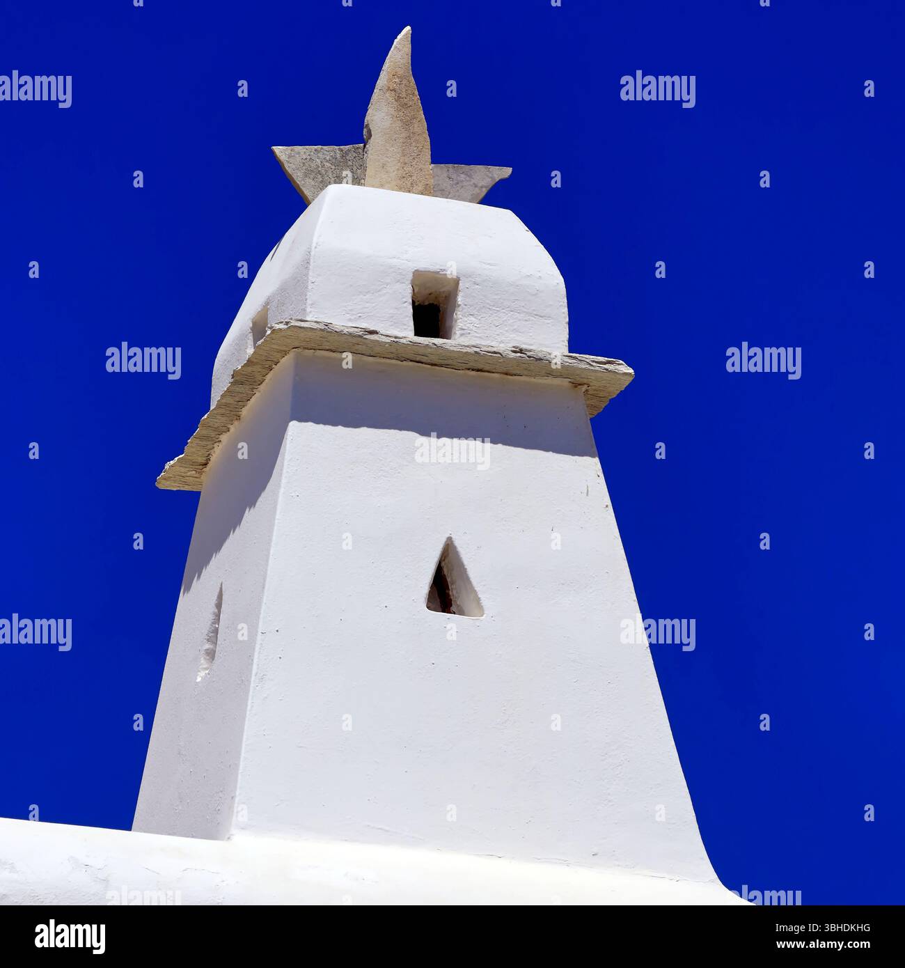 La torre architettonica presenta un tetto imbiancato che richiama il tradizionale design colombaia, l'isola di Tinos, le Cicladi, Grecia. Data: Maggio/giugno 2025 Foto Stock