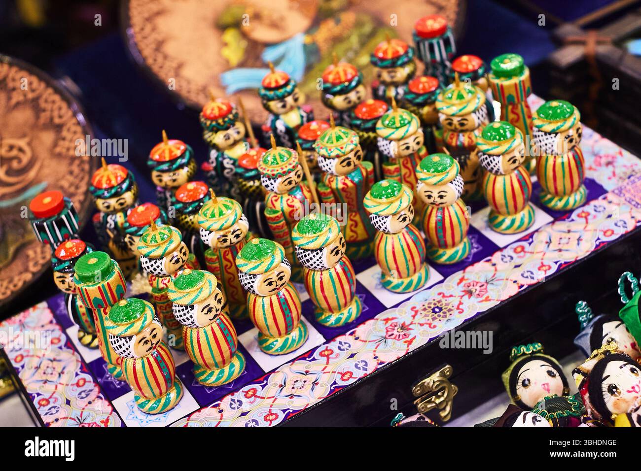 Figure o bambole decorative colorate fatte a mano, dipinte in modo complesso e esposte in una mostra di artigianato. Tashkent, Uzbekistan. Maggio 2025 Foto Stock