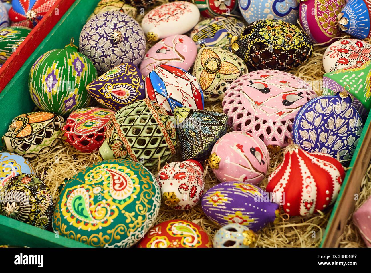 Vivaci decorazioni natalizie in ceramica fatte a mano con motivi tradizionali, esposte in una mostra di artigianato. Tashkent, Uzbekistan. Maggio 2025 Foto Stock