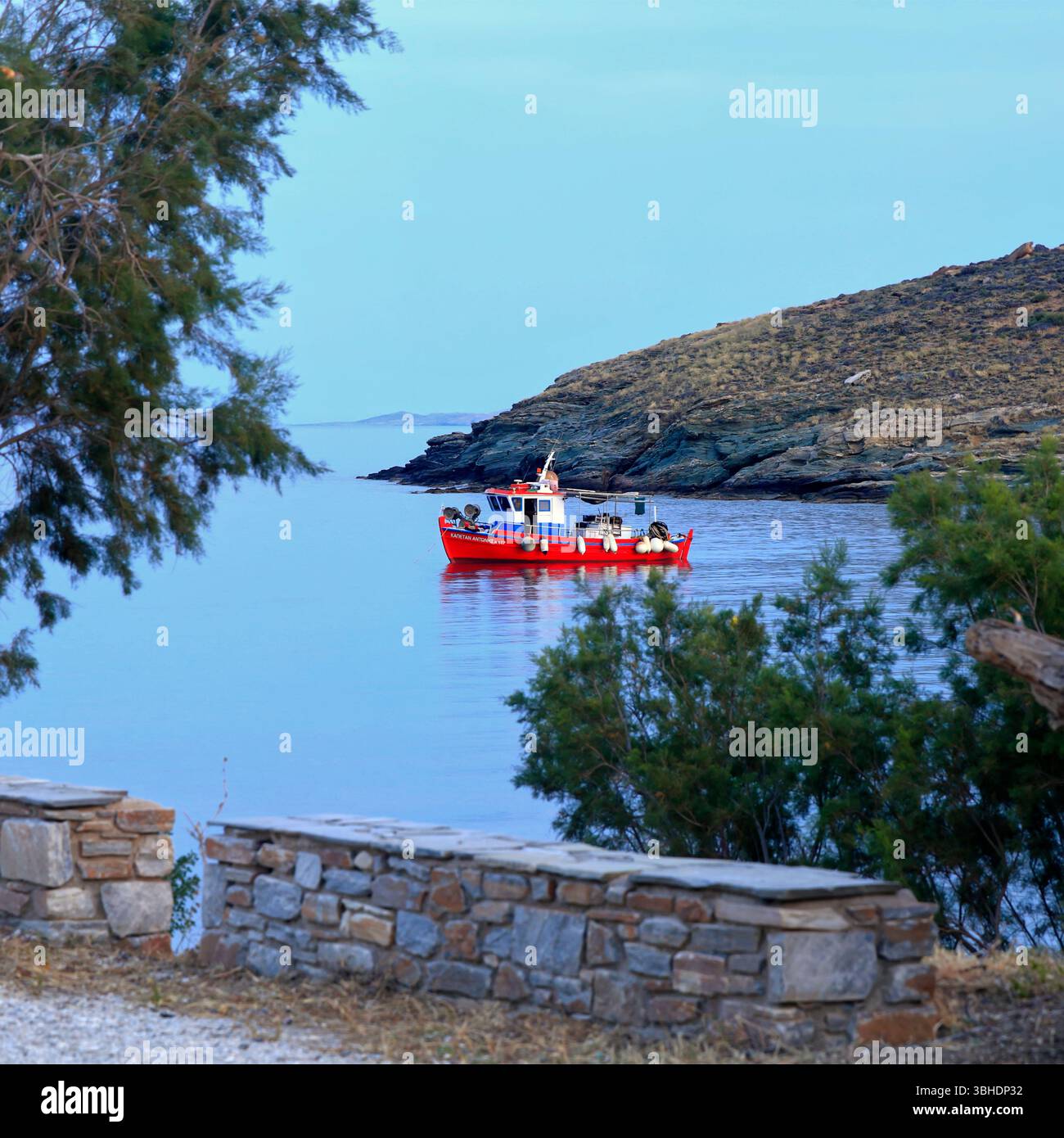 Barca da pesca al largo della costa dell'isola greca, Tinos, le Cicladi, Grecia. Preso maggio 2025 Foto Stock
