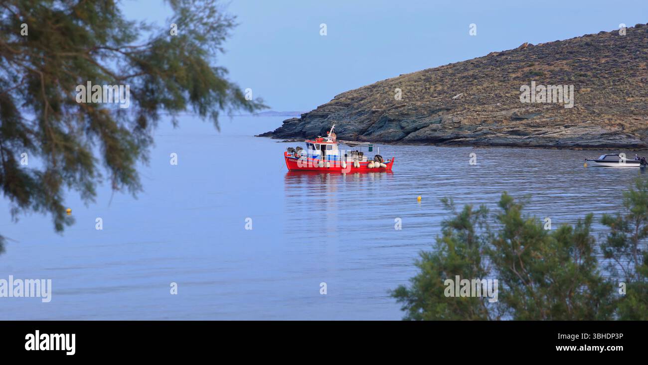 Barca da pesca al largo della costa dell'isola greca, Tinos, le Cicladi, Grecia. Preso maggio 2025 Foto Stock