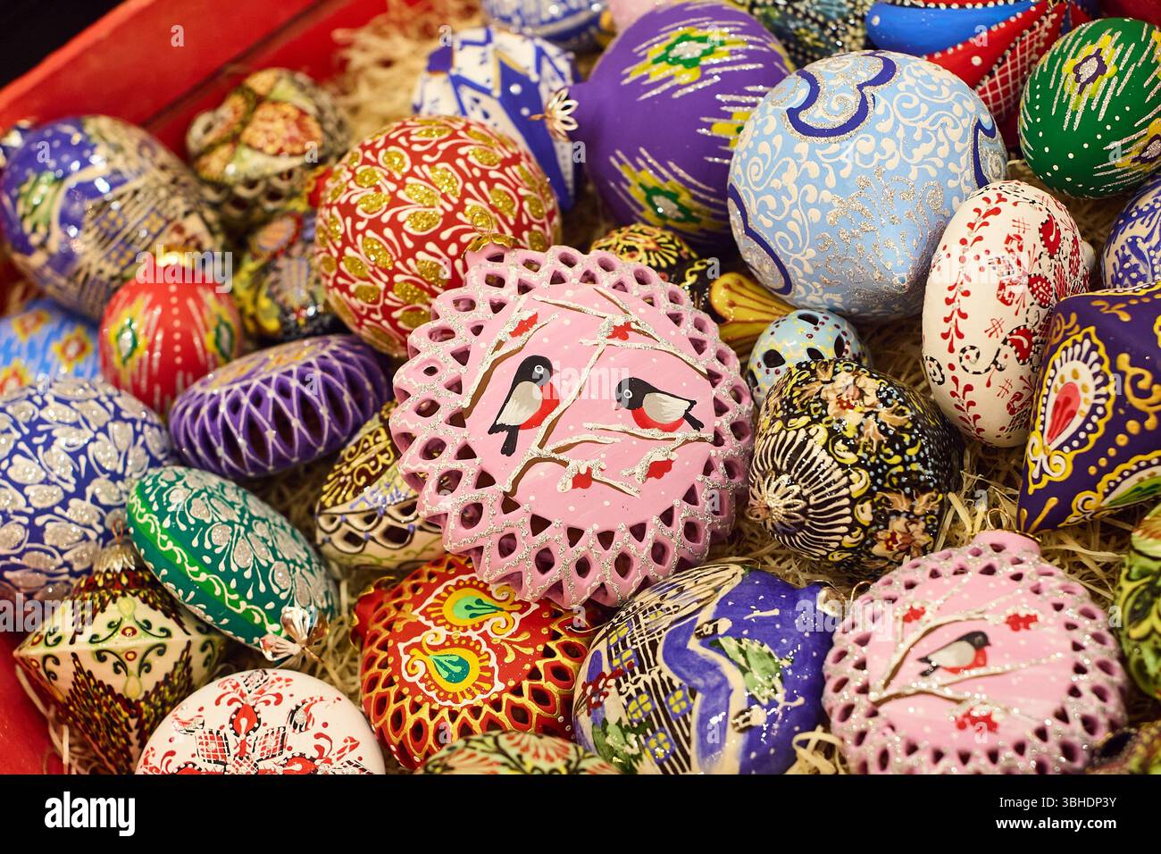 Vivaci decorazioni natalizie in ceramica fatte a mano con motivi tradizionali, esposte in una mostra di artigianato. Tashkent, Uzbekistan. Maggio 2025 Foto Stock