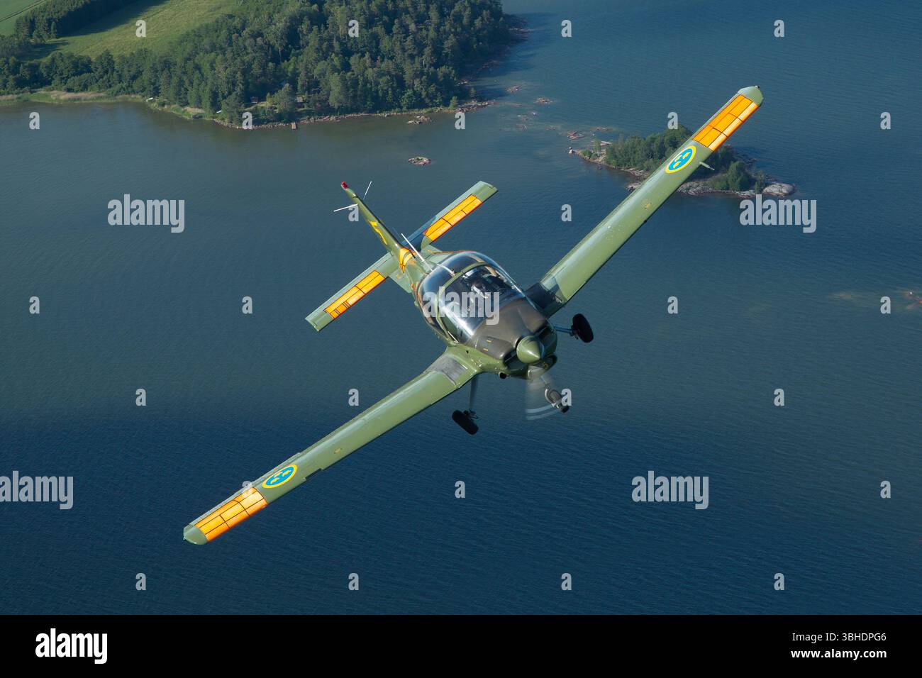La Scottish Aviation Bulldog Series 100 (Reg. Se-FVX, codice militare 5-25) è un addestratore chiave per l'aeronautica militare svedese. Il suo design semplice ma efficace aiuta a sviluppare le competenze necessarie per l'addestramento avanzato al volo e al combattimento, garantendo che i piloti svedesi siano pronti per la missione. Foto Stock La Scottish Aviation Bulldog Series 100 (Reg. Se-FVX, codice militare 5-25) è un addestratore chiave per l'aeronautica militare svedese. Il suo design semplice ma efficace aiuta a sviluppare le competenze necessarie per l'addestramento avanzato al volo e al combattimento, garantendo che i piloti svedesi siano pronti per la missione. Foto Stock