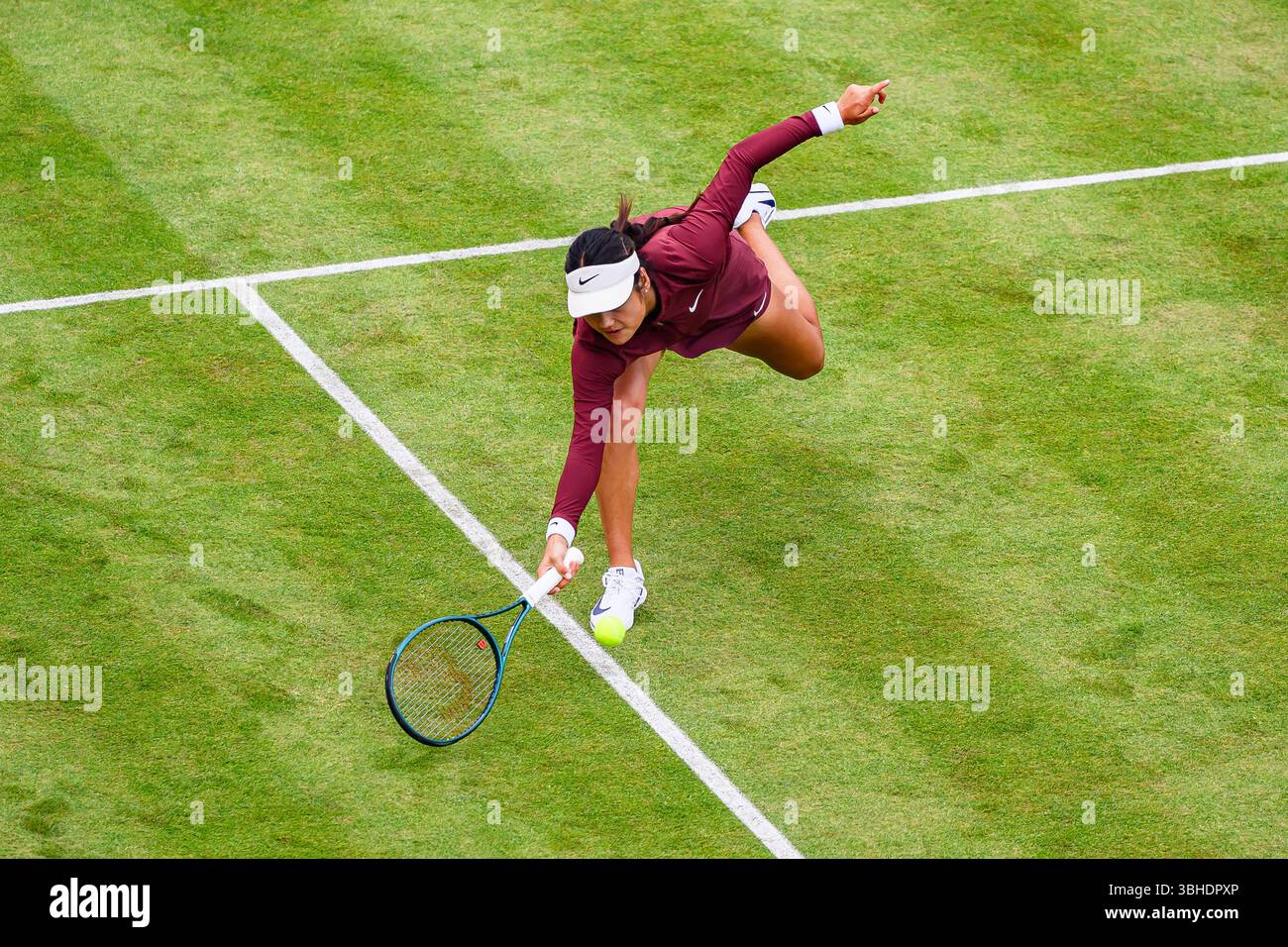 LONDRA, REGNO UNITO giugno, 09: Emma Raducanu in azione durante WTA Main Draw Match - doppia femminile Katie Boulter/Emma Raducanu (GBR) contro F. Wu/XJiang (Taipei cinese/CNA) il terzo giorno dei Campionati HSBC 2025 al Queen's Club lunedì 9 giugno 2025 a LONDRA, REGNO UNITO. Crediti: Taka Wu/Alamy Live News Foto Stock