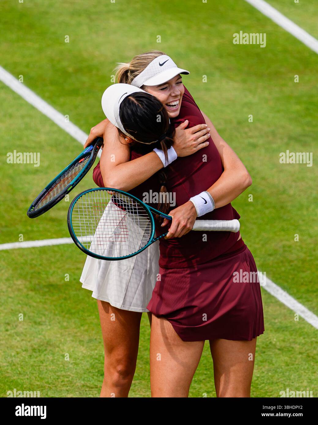 LONDRA, REGNO UNITO giugno, 09: Emma Raducanu (destra) e Katie Boulter (sinistra) festeggiano dopo aver vinto la partita durante il WTA Main Draw Match - doppia femminile Katie Boulter/Emma Raducanu (GBR) contro F. Wu/XJiang (Taipei cinese/CNA) il terzo giorno dei Campionati HSBC 2025 al Queen's Club lunedì 9 giugno 2025 a LONDRA, REGNO UNITO. Crediti: Taka Wu/Alamy Live News Foto Stock