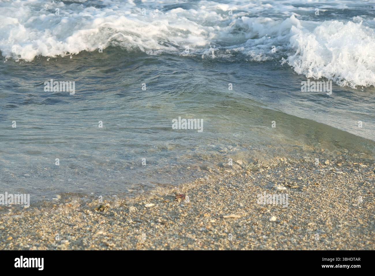 Mare di confine, sabbia da spiaggia e piccole onde. Tre elementi che possono essere utilizzati come sfondo naturale per la progettazione grafica. Foto Stock