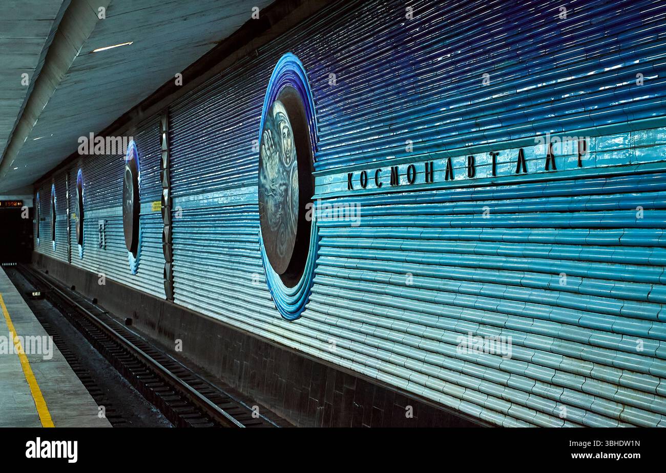 Interni unici della stazione della metropolitana di Kosmonavtlar con tema cosmico e oblò. Tashkent, Uzbekistan. Giugno 2025 Foto Stock