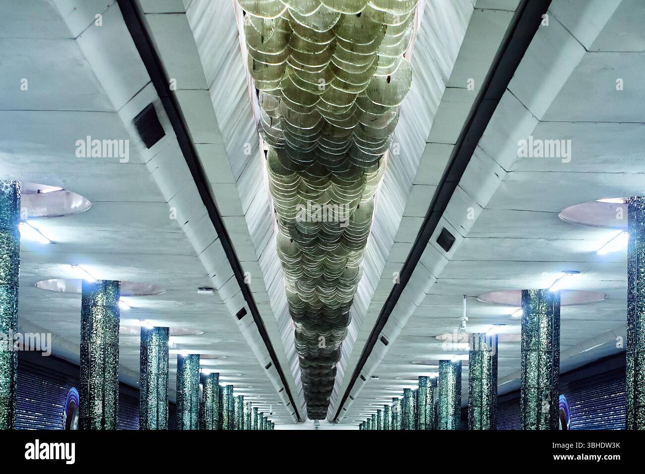 Soffitto e lampadario centrale della "via Lattea" alla stazione della metropolitana di Kosmonavtlar a Tashkent. Giugno 2025. Design esclusivo a tema spaziale Foto Stock