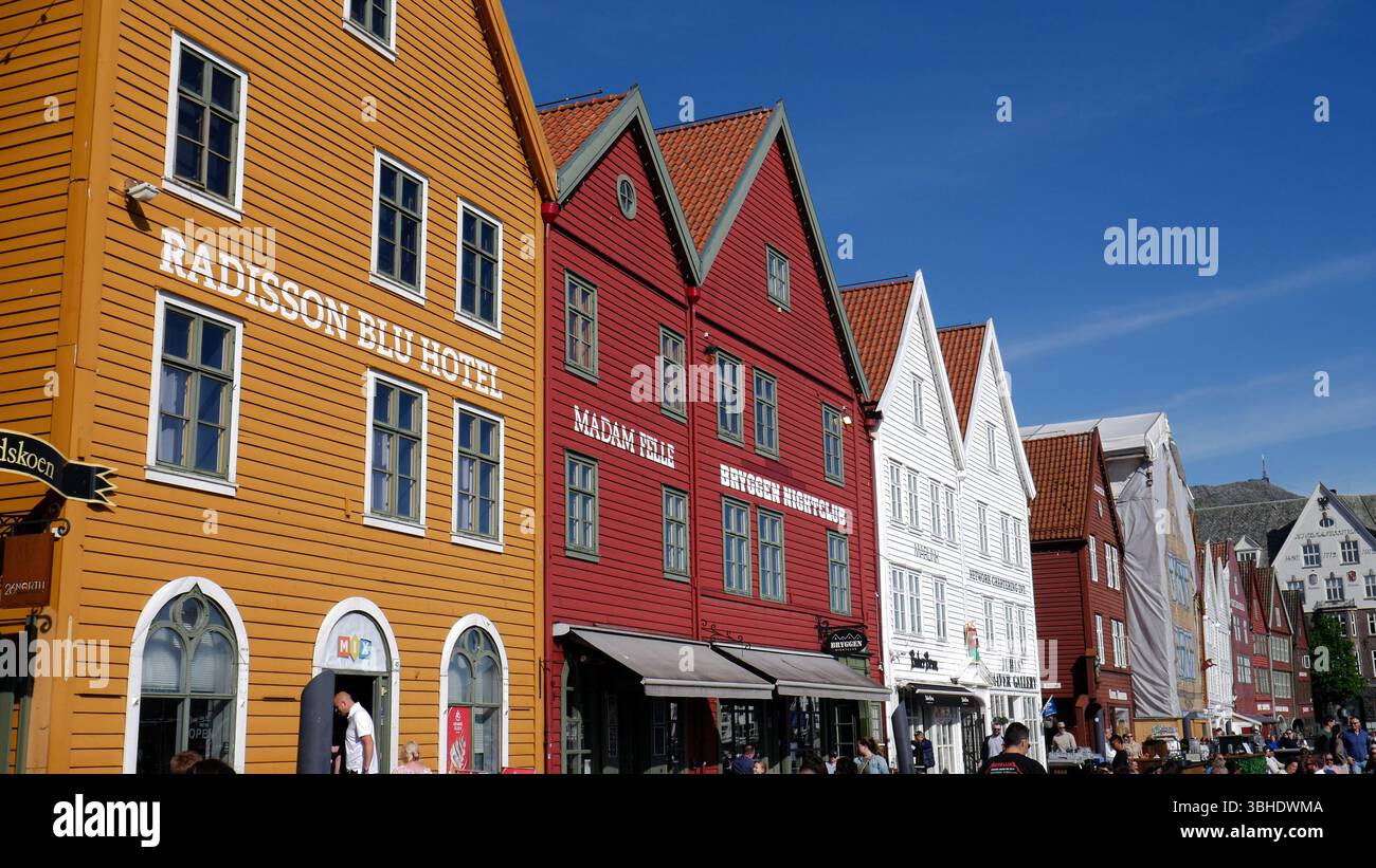 Case colorate in legno a Bryggen Wharf, sito patrimonio dell'umanità dell'UNESCO a Bergen, Norvegia Foto Stock