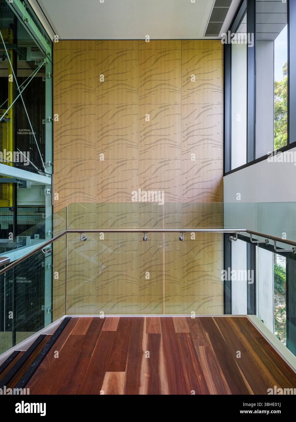 Parete all'interno dell'atrio. University of Sydney School of Engineering, Darlington, Australia. Architetto: Custance Associates, 2025. Foto Stock
