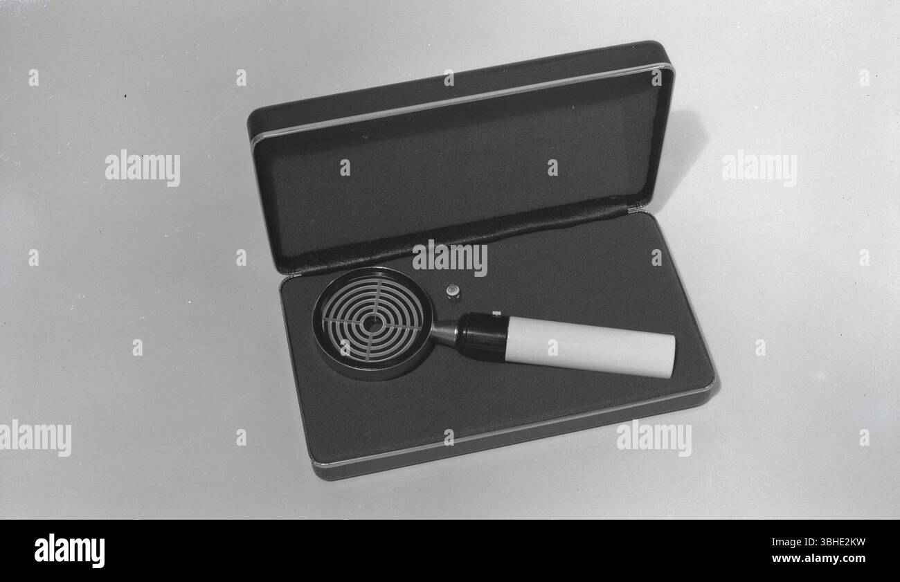 1950, storico, un Keratoscope Keeler Klein in un caso, uno strumento usato per valutare la salute degli occhi. Noto anche come disco del placebo, lo strumento oftalmico viene utilizzato da un professionista ottico per esaminare la forma della superficie della cornea dell'occhio. Foto Stock