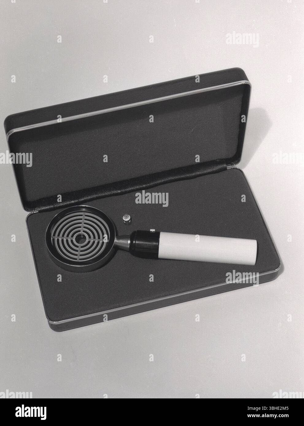 1950, storico, un Keratoscope Keeler Klein in un caso, uno strumento usato per valutare la salute degli occhi. Noto anche come disco del placebo, lo strumento oftalmico viene utilizzato da un professionista ottico per esaminare la forma della superficie della cornea dell'occhio. Foto Stock