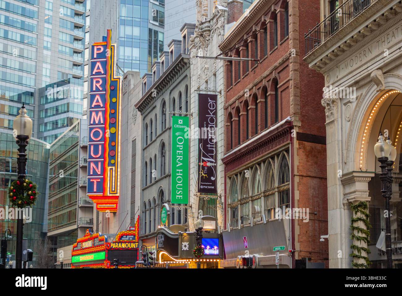 Boston, ma, Stati Uniti - 24 dicembre 2024: Veduta di Washington Street con vari teatri la sera nel quartiere dei divertimenti di Boston. Foto Stock