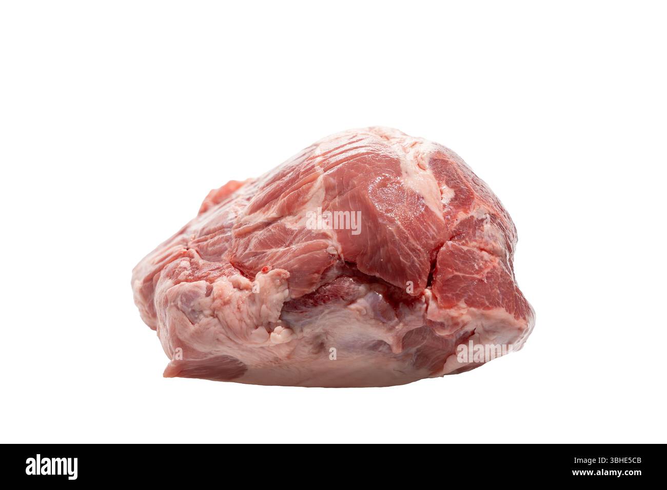 Vista finale diagonale del pezzo di carne. Maiale crudo con vista laterale obliqua, che mostra le fibre muscolari e la distribuzione del grasso. Perfetto per piatti sostanziosi. Carne isolata o Foto Stock