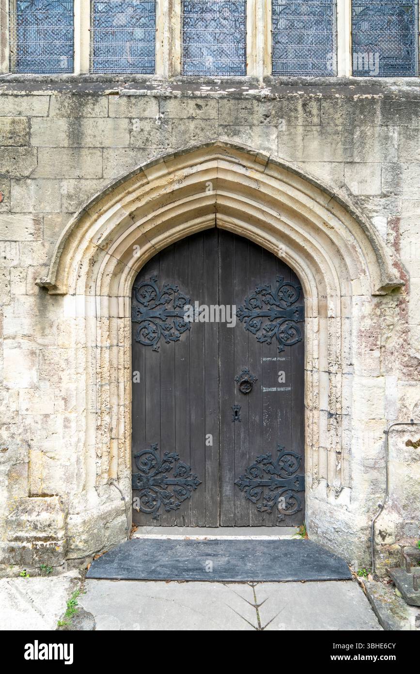 Porta della chiesa con cerniere in ferro ornate Foto Stock