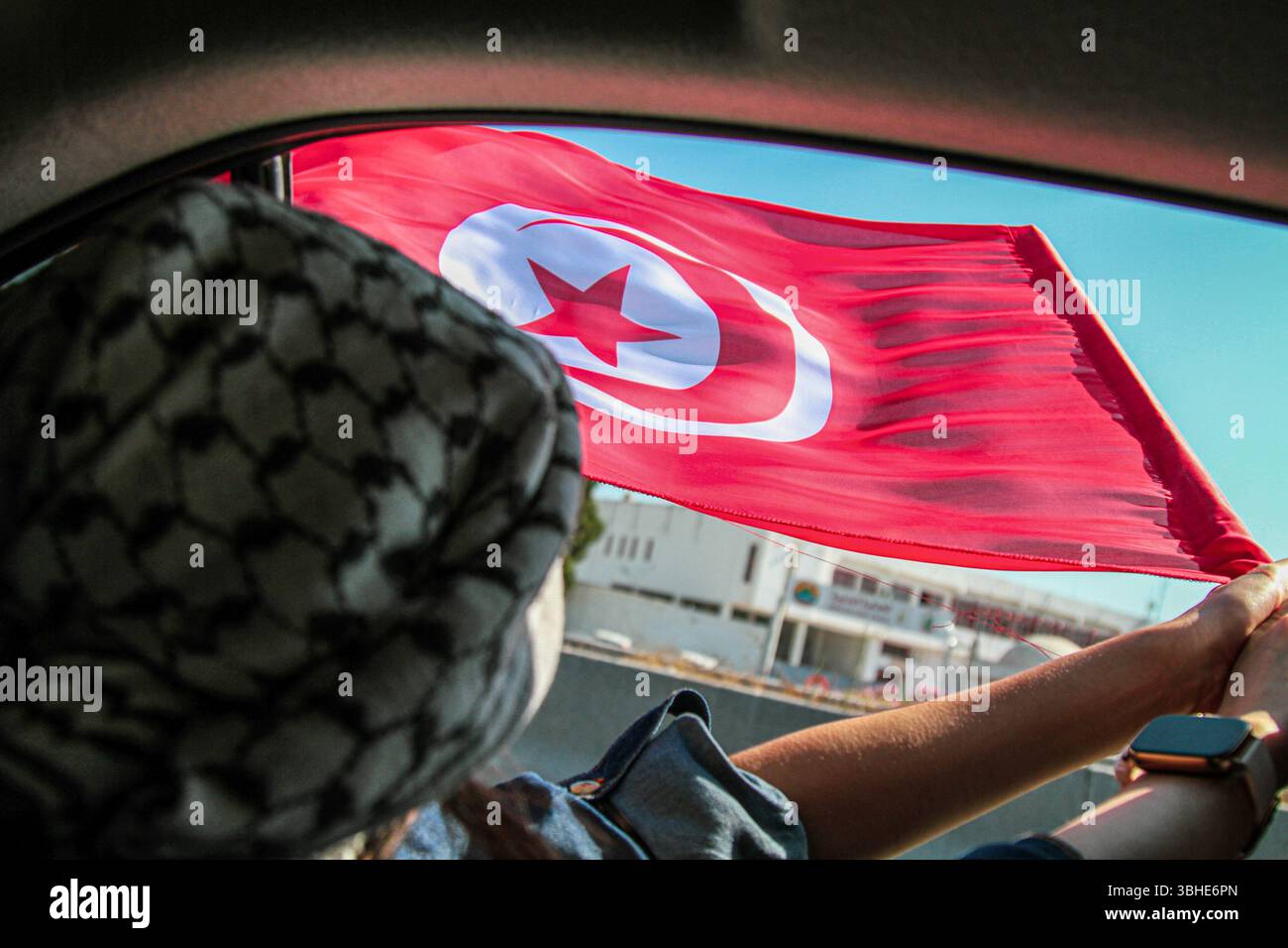 9 giugno 2025, Tunisi, Tunisia: Tunisi, Tunisia. 9 giugno 2025. Nella capitale tunisina si sta organizzando il "convoglio della resilienza”, un convoglio terrestre di volontari della società civile che partirà da Tunisi per Gaza attraverso la Libia e l'Egitto nel tentativo di rompere l'assedio di Israele. La missione umanitaria del convoglio "Sumud" mira a esprimere solidarietà al popolo palestinese sotto assedio e a fornire loro aiuti umanitari, in modo simile alla nave Madleenis, recentemente salpata dall'Italia verso la costa di Gaza (Credit Image: © Hasan mrad/IMAGESLIVE via ZUMA Press Wire) EDIT Foto Stock