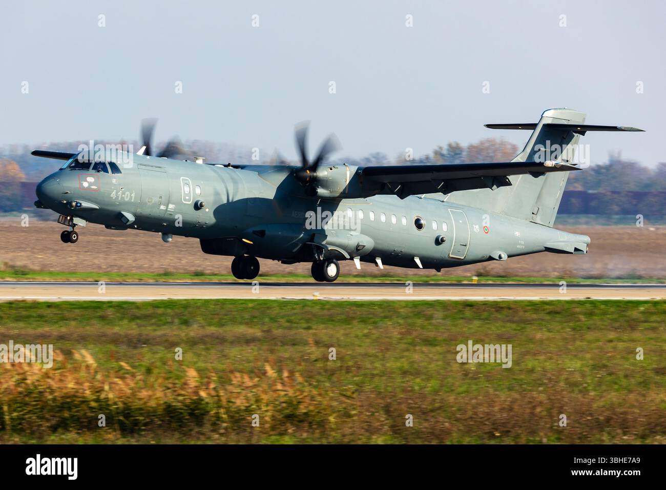 Bratislava, Slovacchia - 7 novembre 2024: Pattugliatore marittimo ATR 72MP dell'Aeronautica militare italiana presso la base aerea. Operazioni di volo. Aviazione e aerei. Specia Foto Stock