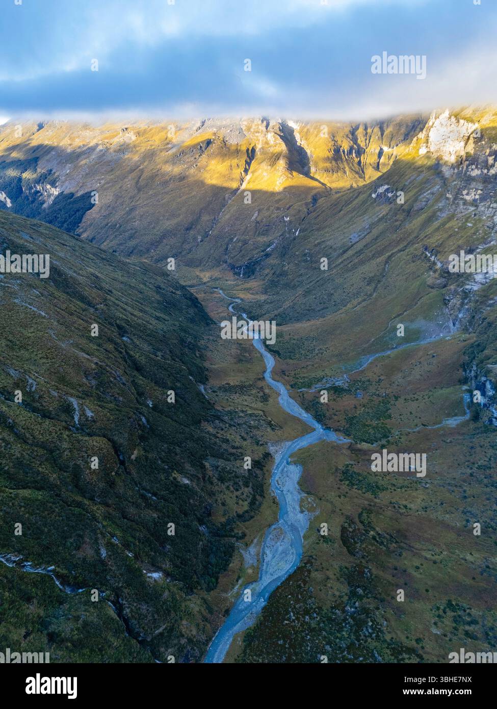 Fotografia aerea della splendida Earnslaw Burn, una famosa location cinematografica, Otago, nuova Zelanda, in una mattinata sopraffatta. Foto Stock