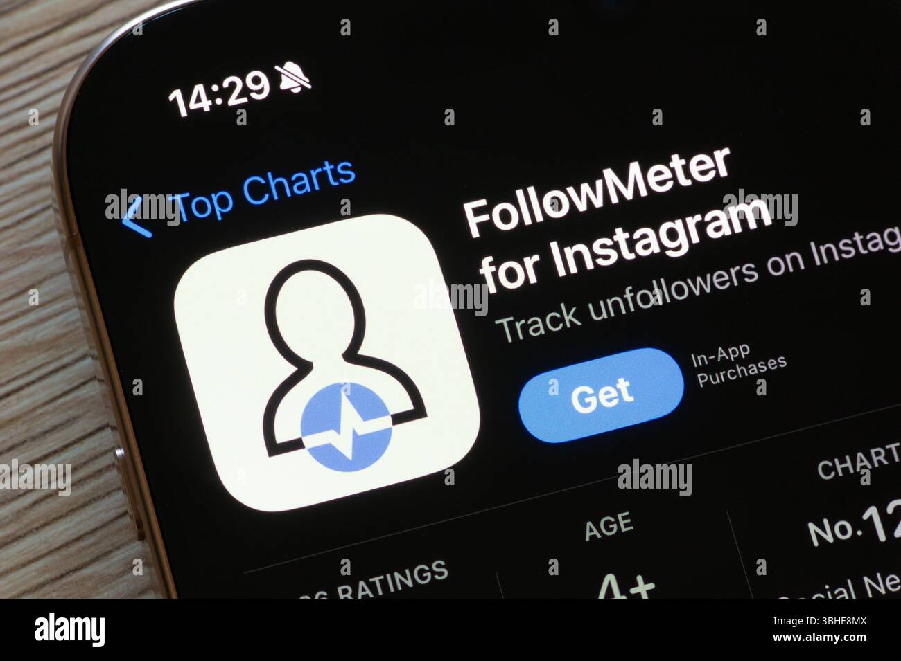 OSTRAVA, CECHIA - 23 NOVEMBRE 2023: Apple App Store con FollowMeter per l'applicazione mobile Instagram su dispositivo iOS Foto Stock