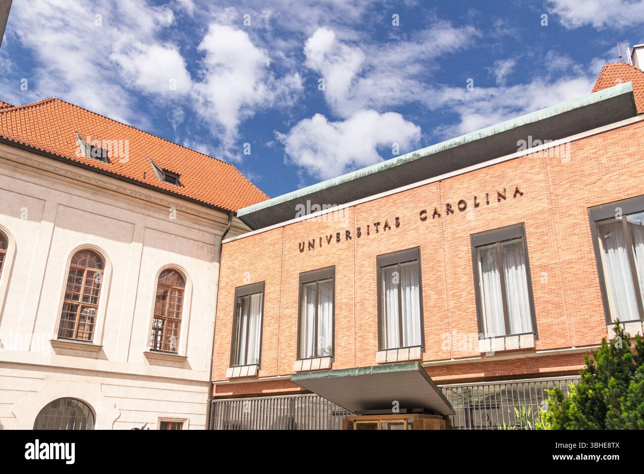 PRAGA, REPUBBLICA CECA, 05.28.2022: La scena presenta un'iconica facciata universitaria, che mostra stili architettonici classici e moderni sotto un vivace aspetto Foto Stock
