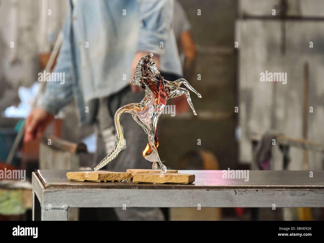 Scultura in vetro di Murano raffigurante un cavallo, appena creata da un maestro vetraio in una vetreria, Murano (Venezia), Veneto, Italia Foto Stock