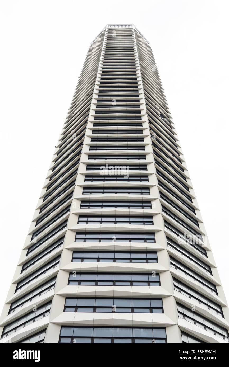 L'Octagon è il primo alto edificio residenziale al mondo puramente ottagonale, che crea un'aggiunta immediatamente riconoscibile allo skyline che diventerà iconico come altri monumenti della città modernista come la Rotonda. Salendo fino a un'altezza di 155 metri, la torre è l'edificio più alto di Birmingham, offrendo ai residenti una vista senza precedenti del paesaggio urbano e oltre. Foto Stock