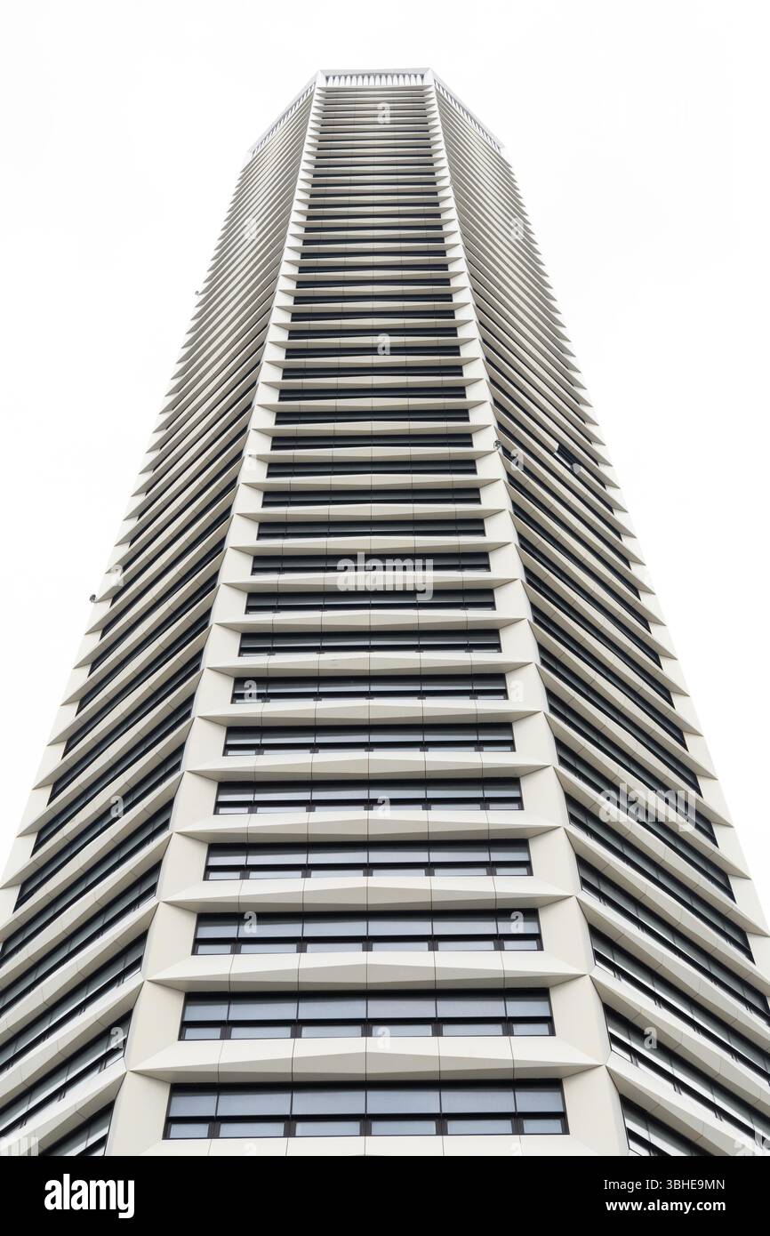 L'Octagon è il primo alto edificio residenziale al mondo puramente ottagonale, che crea un'aggiunta immediatamente riconoscibile allo skyline che diventerà iconico come altri monumenti della città modernista come la Rotonda. Salendo fino a un'altezza di 155 metri, la torre è l'edificio più alto di Birmingham, offrendo ai residenti una vista senza precedenti del paesaggio urbano e oltre. Foto Stock