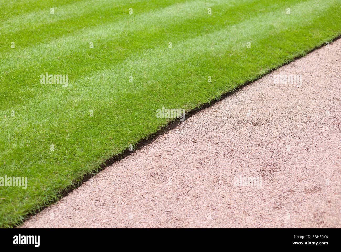 Bellissimo prato e curato e percorso giardino in un parco o giardino del Regno Unito Foto Stock