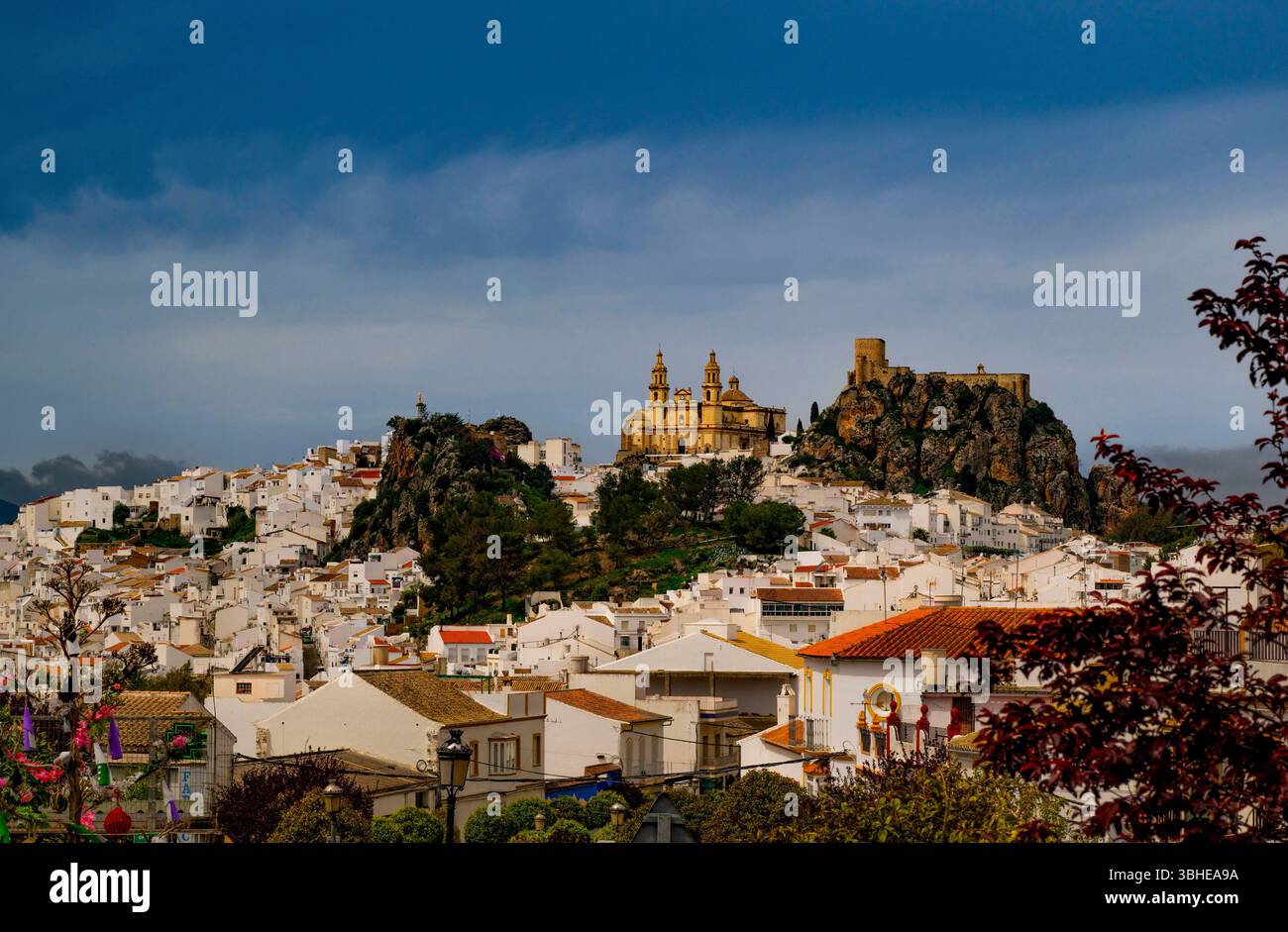 La città bianca di Olvera con l'imponente Iglesia de la Encarnacion, Andalusia, Spagna Foto Stock
