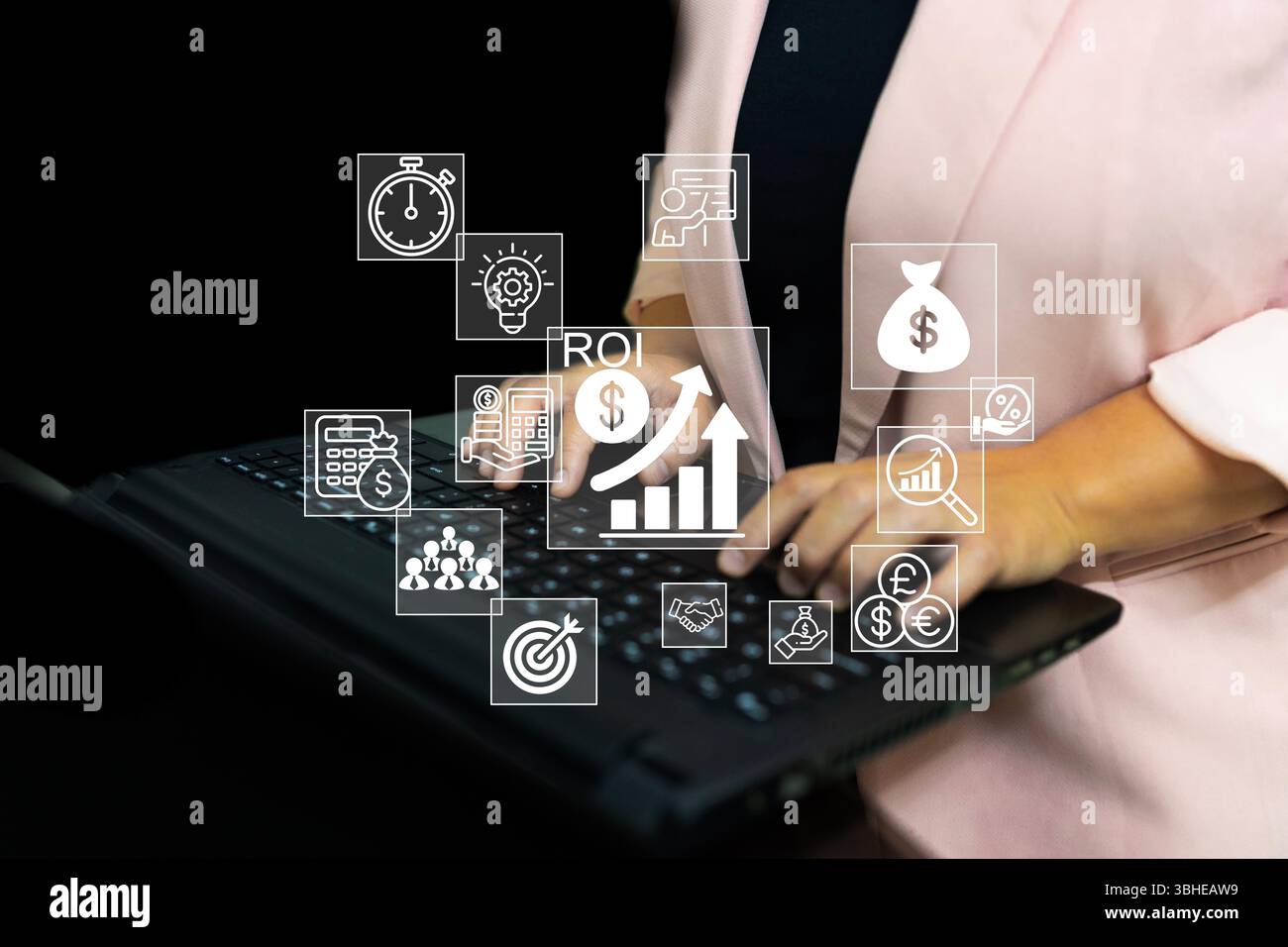 Un professionista aziendale lavora su un notebook con icone finanziarie, tra cui ROI, tempo, denaro, team e analisi della crescita, vetrina della finanza digitale, bus Foto Stock