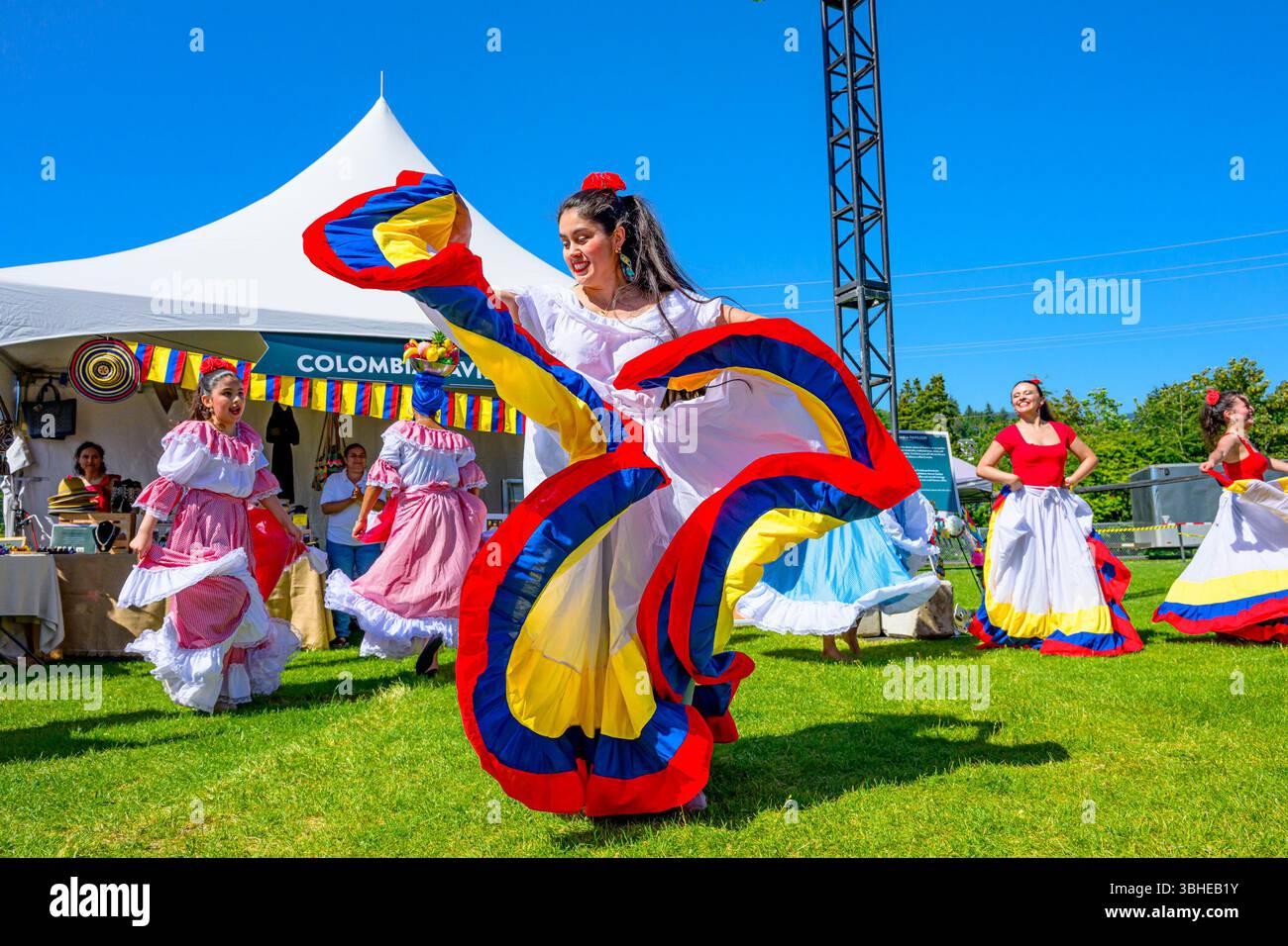 Columbian Pavilion, Cumba Folk Dancers, West Vancouver Community Cultural Fest, Ambleside Park, West Vancouver, British Columbia, Canada Foto Stock