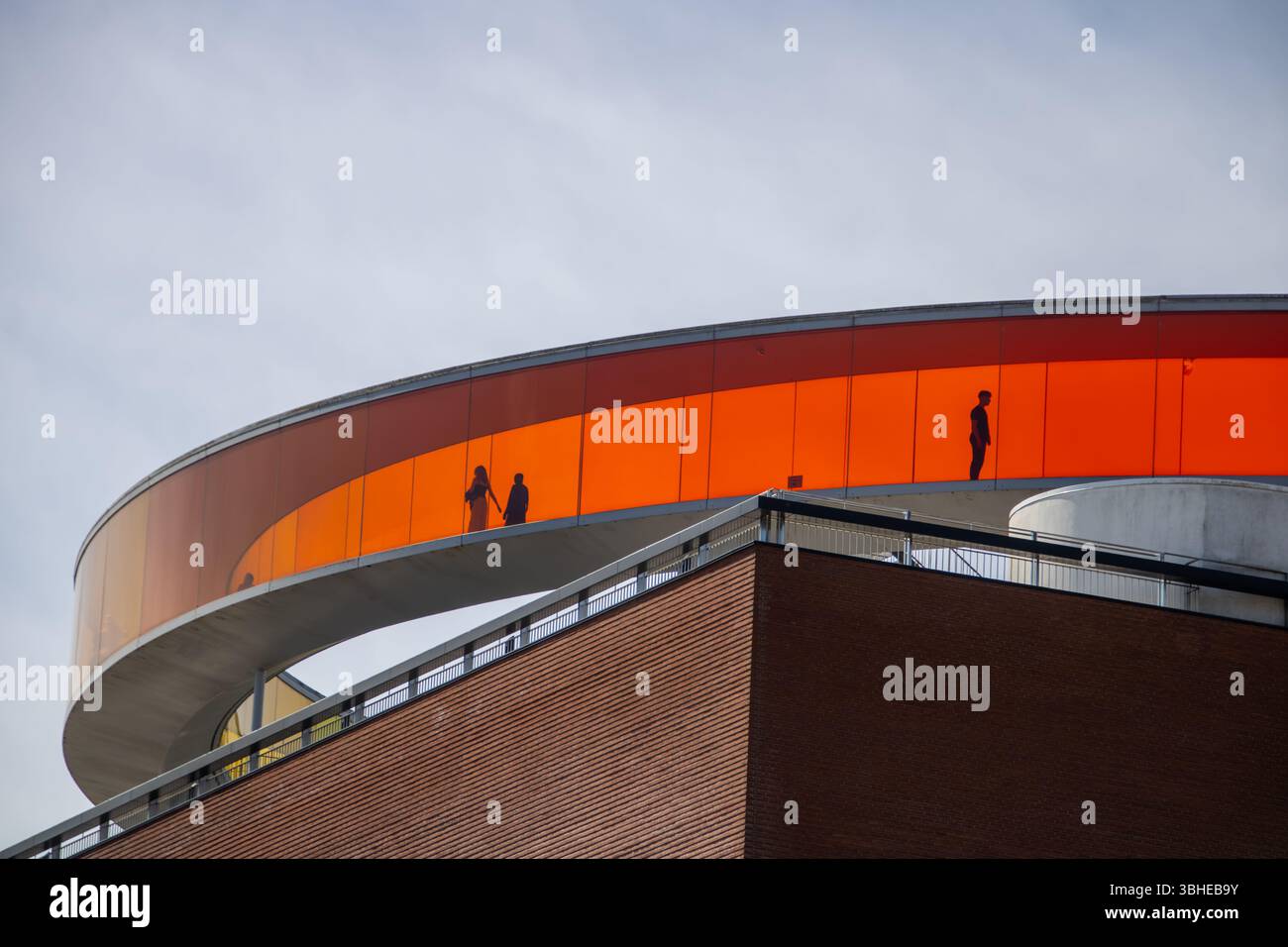 Aarhus, Dänemark: AROs Kunstmuseum mit „your arinbow panorama“ – farbiger Rundweg von Olafur Eliasson auf dem Dach Foto Stock