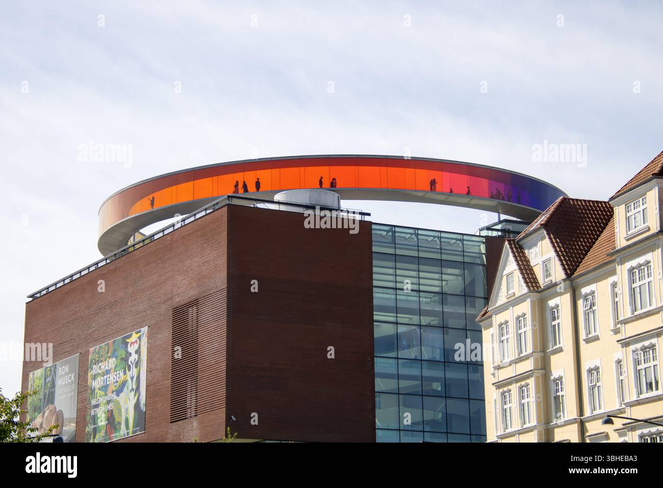 Aarhus, Dänemark: AROs Kunstmuseum mit „your arinbow panorama“ – farbiger Rundweg von Olafur Eliasson auf dem Dach Foto Stock