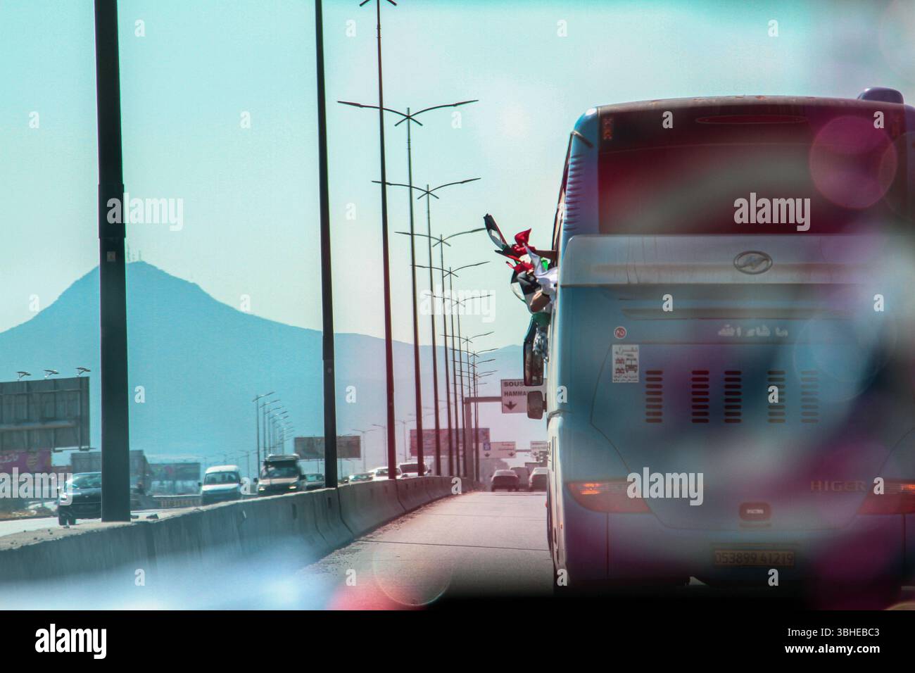 9 giugno 2025, Tunisi, Tunisia: Tunisi, Tunisia. 9 giugno 2025. Nella capitale tunisina si sta organizzando il "convoglio della resilienza”, un convoglio terrestre di volontari della società civile che partirà da Tunisi per Gaza attraverso la Libia e l'Egitto nel tentativo di rompere l'assedio di Israele. La missione umanitaria del convoglio "Sumud" mira a esprimere solidarietà al popolo palestinese sotto assedio e a fornire loro aiuti umanitari, in modo simile alla nave Madleenis, recentemente salpata dall'Italia verso la costa di Gaza (Credit Image: © Hasan mrad/IMAGESLIVE via ZUMA Press Wire) EDIT Foto Stock