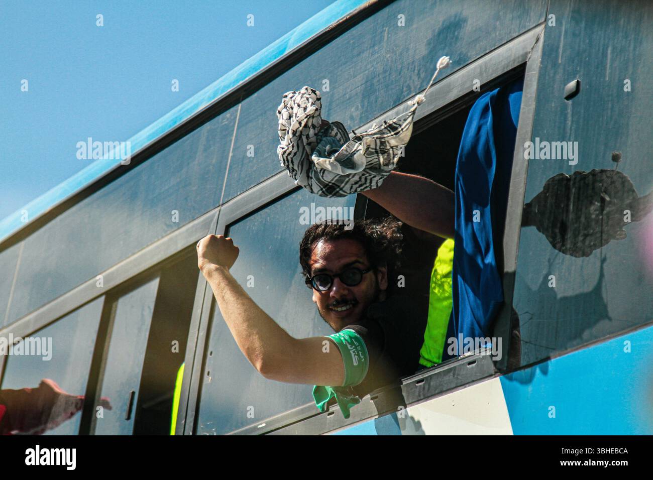 9 giugno 2025, Tunisi, Tunisia: Tunisi, Tunisia. 9 giugno 2025. Nella capitale tunisina si sta organizzando il "convoglio della resilienza”, un convoglio terrestre di volontari della società civile che partirà da Tunisi per Gaza attraverso la Libia e l'Egitto nel tentativo di rompere l'assedio di Israele. La missione umanitaria del convoglio "Sumud" mira a esprimere solidarietà al popolo palestinese sotto assedio e a fornire loro aiuti umanitari, in modo simile alla nave Madleenis, recentemente salpata dall'Italia verso la costa di Gaza (Credit Image: © Hasan mrad/IMAGESLIVE via ZUMA Press Wire) EDIT Foto Stock