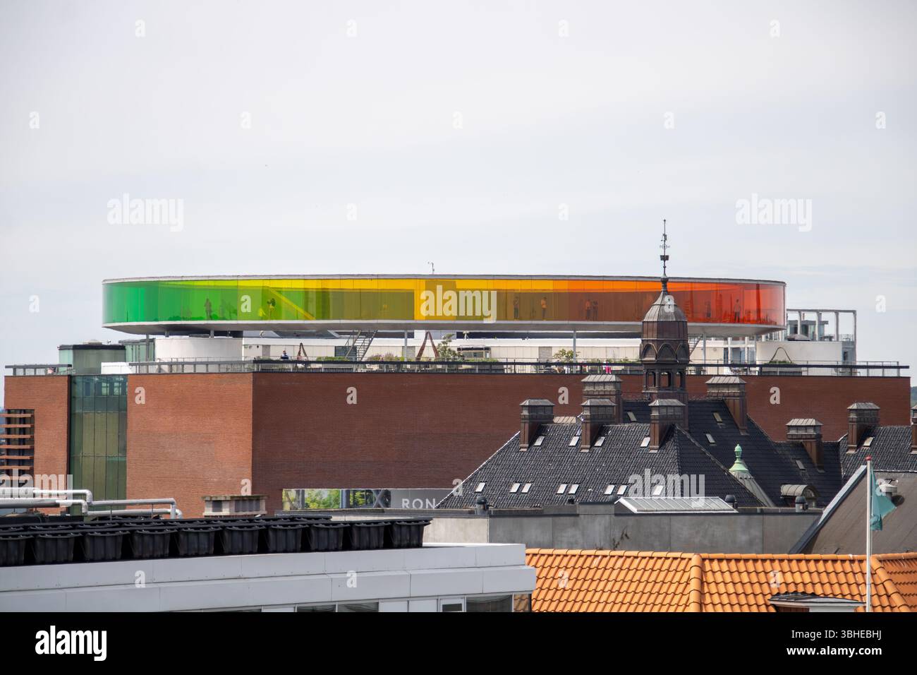 Aarhus, Dänemark: AROs Kunstmuseum mit „your arinbow panorama“ – farbiger Rundweg von Olafur Eliasson auf dem Dach Foto Stock