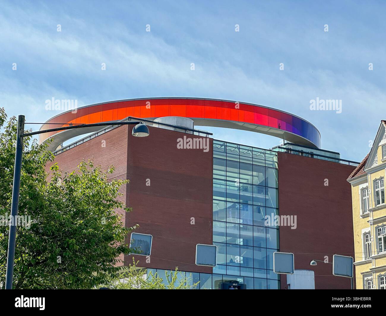Aarhus, Dänemark: AROs Kunstmuseum mit „your arinbow panorama“ – farbiger Rundweg von Olafur Eliasson auf dem Dach Foto Stock