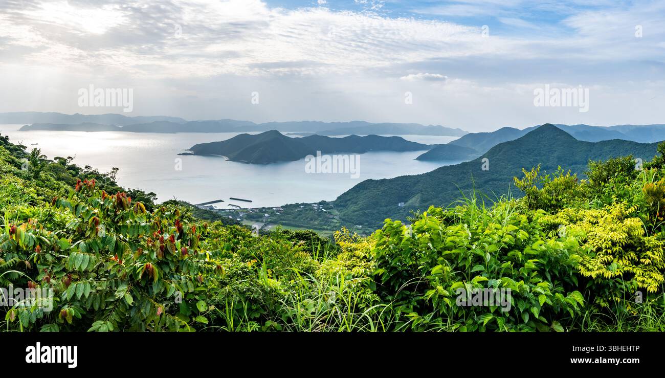 Vista panoramica della costa settentrionale dell'isola di Amami. Giappone. Foto Stock
