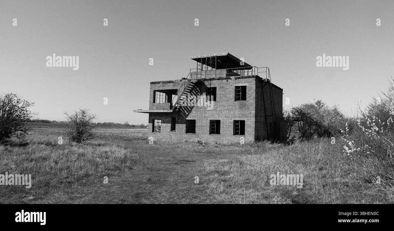 Ex ufficio di guardia della RAF Colby Grange, torre di controllo militare del campo d'aviazione della seconda guerra mondiale Foto Stock Ex ufficio di guardia della RAF Colby Grange, torre di controllo militare del campo d'aviazione della seconda guerra mondiale Foto Stock
