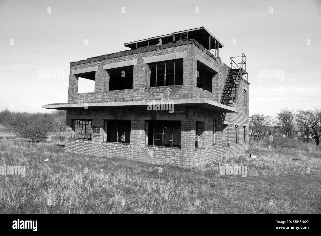 Ex ufficio di guardia della RAF Colby Grange, torre di controllo militare del campo d'aviazione della seconda guerra mondiale Foto Stock Ex ufficio di guardia della RAF Colby Grange, torre di controllo militare del campo d'aviazione della seconda guerra mondiale Foto Stock
