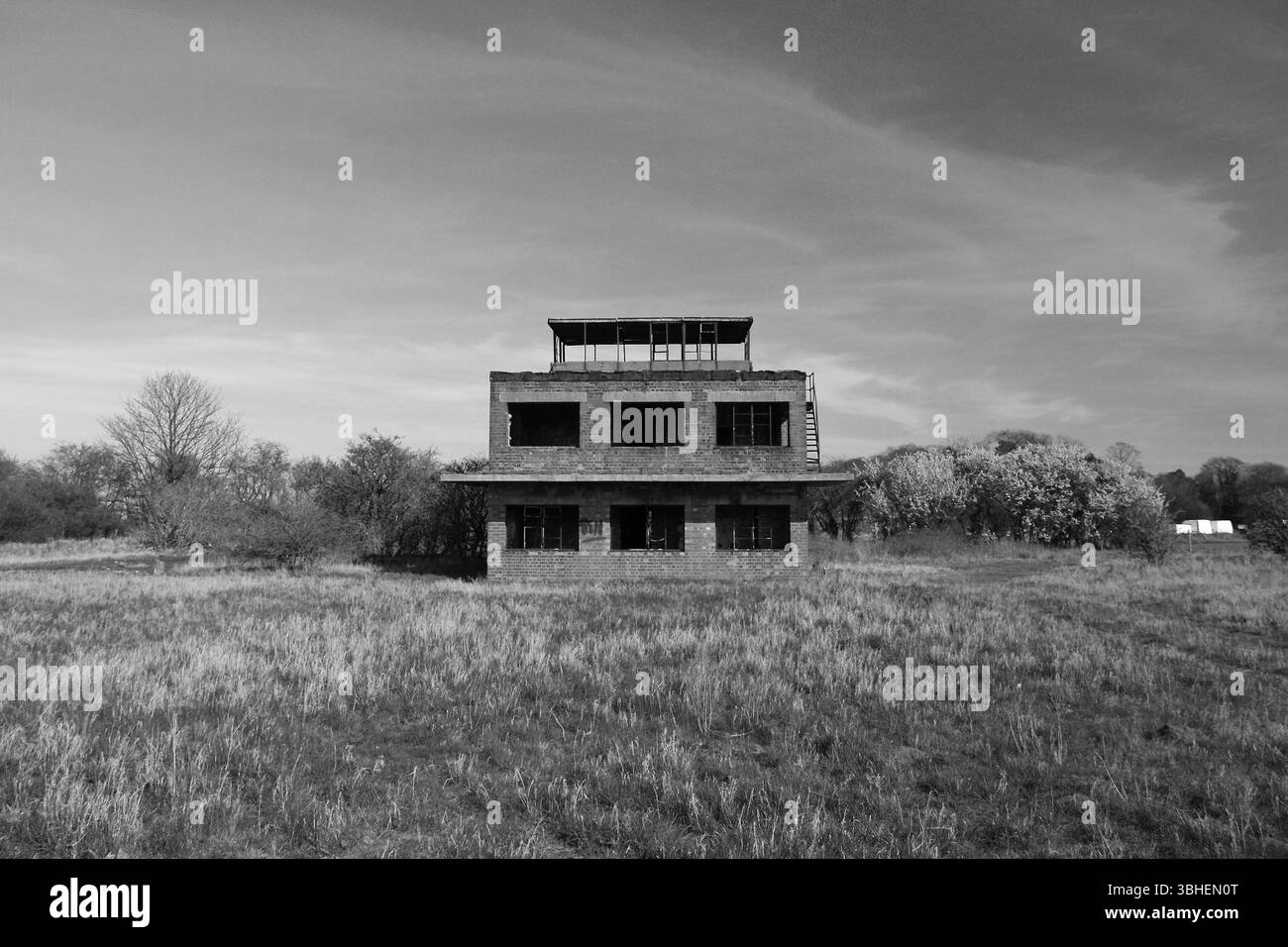 Ex ufficio di guardia della RAF Colby Grange, torre di controllo militare del campo d'aviazione della seconda guerra mondiale Foto Stock Ex ufficio di guardia della RAF Colby Grange, torre di controllo militare del campo d'aviazione della seconda guerra mondiale Foto Stock
