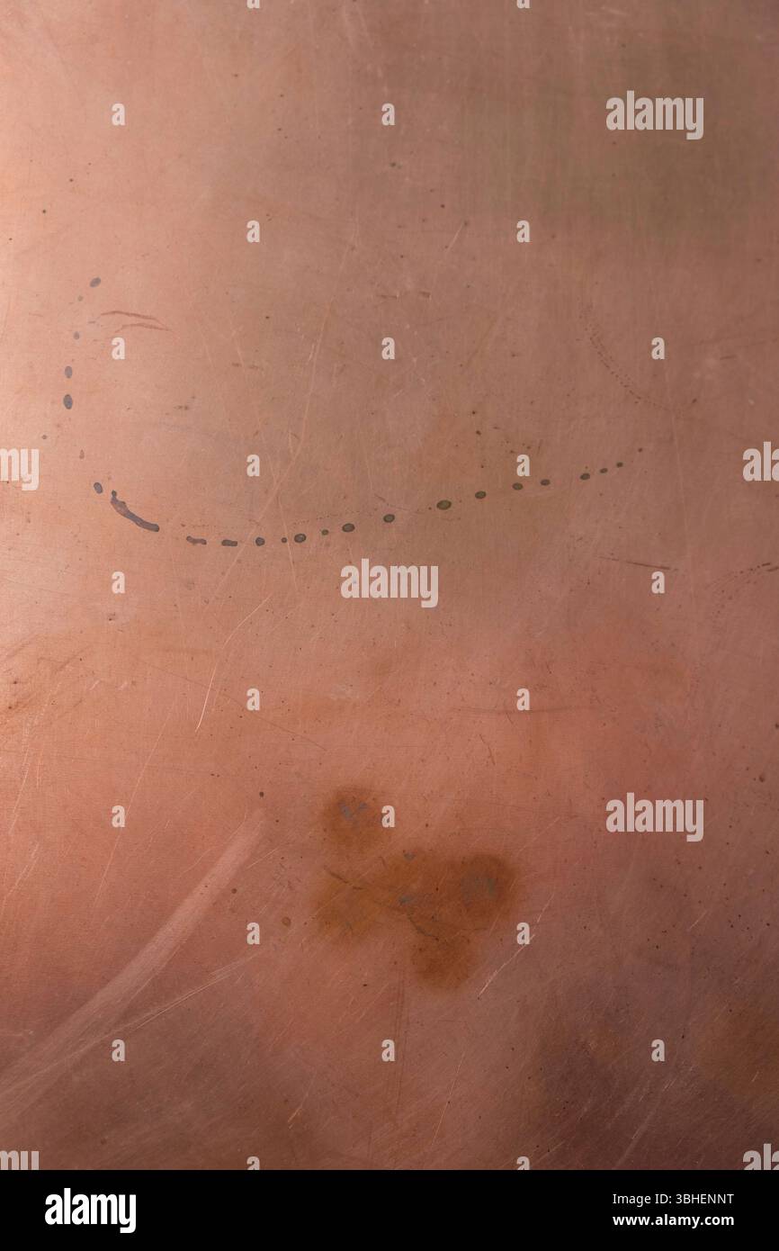 Superficie in rame con riflessione della luce. Sono presenti graffi sulla superficie in rame. Minimalismo. Copia spazio. Foto Stock